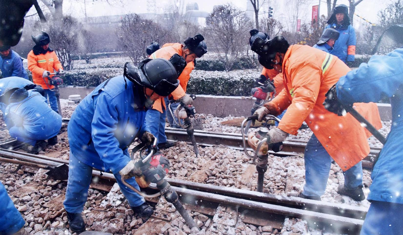 鐵建迎風(fēng)踏雪檢修忙